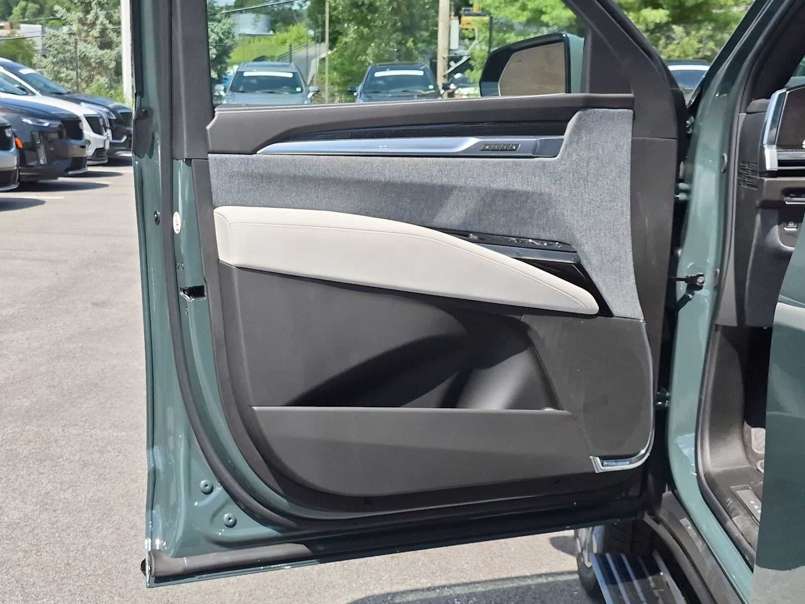 2026 Cadillac Escalade ESV V-Series - Photo 18