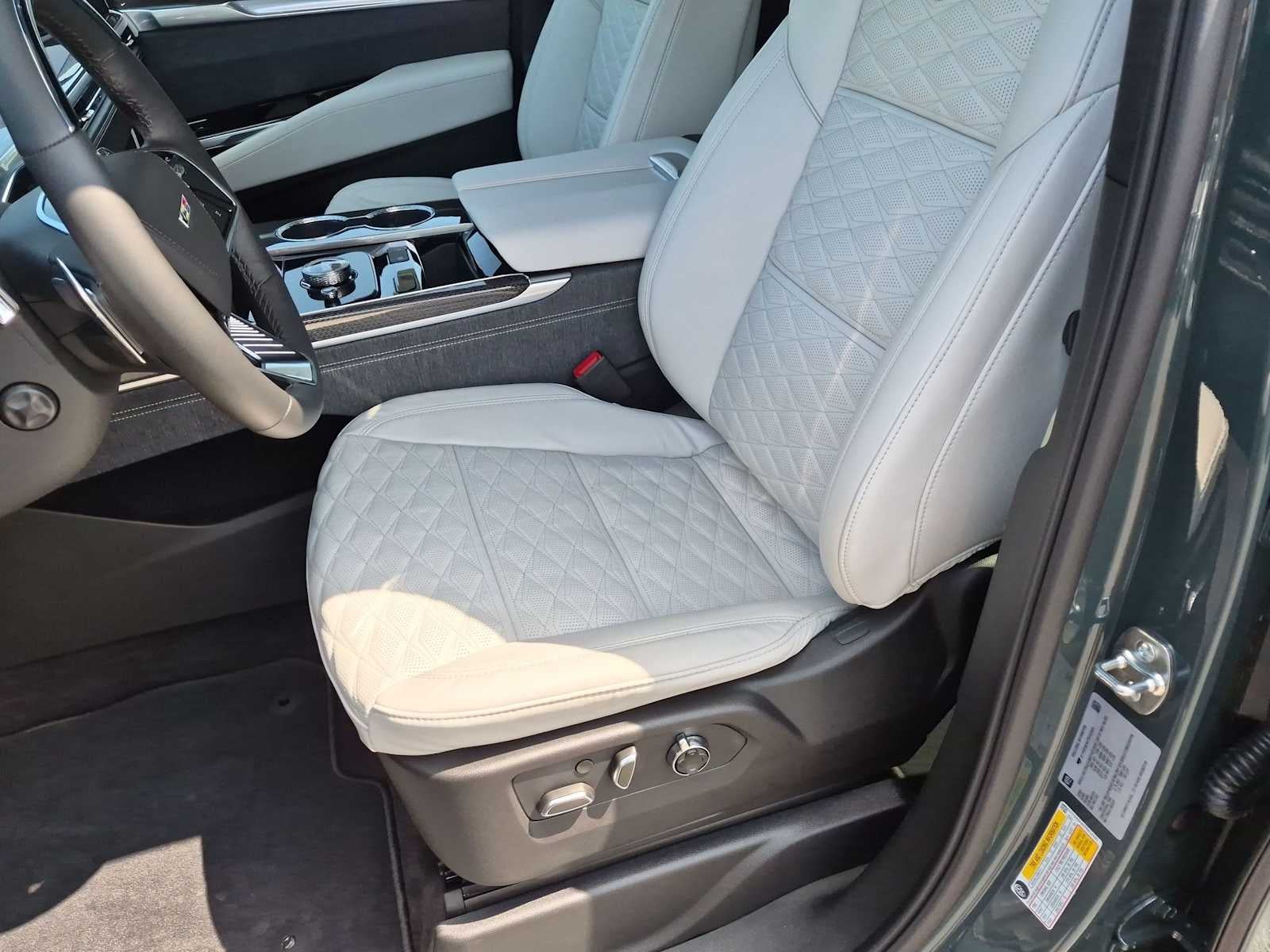 2026 Cadillac Escalade ESV V-Series - Photo 23