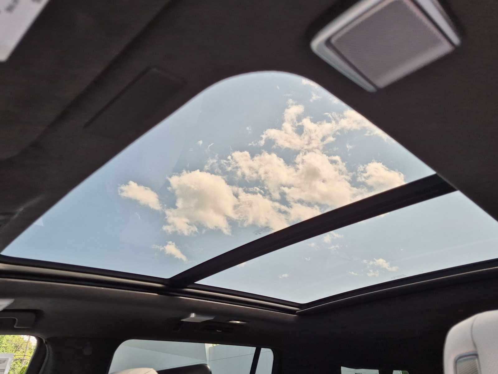 2026 Cadillac Escalade ESV V-Series - Photo 40
