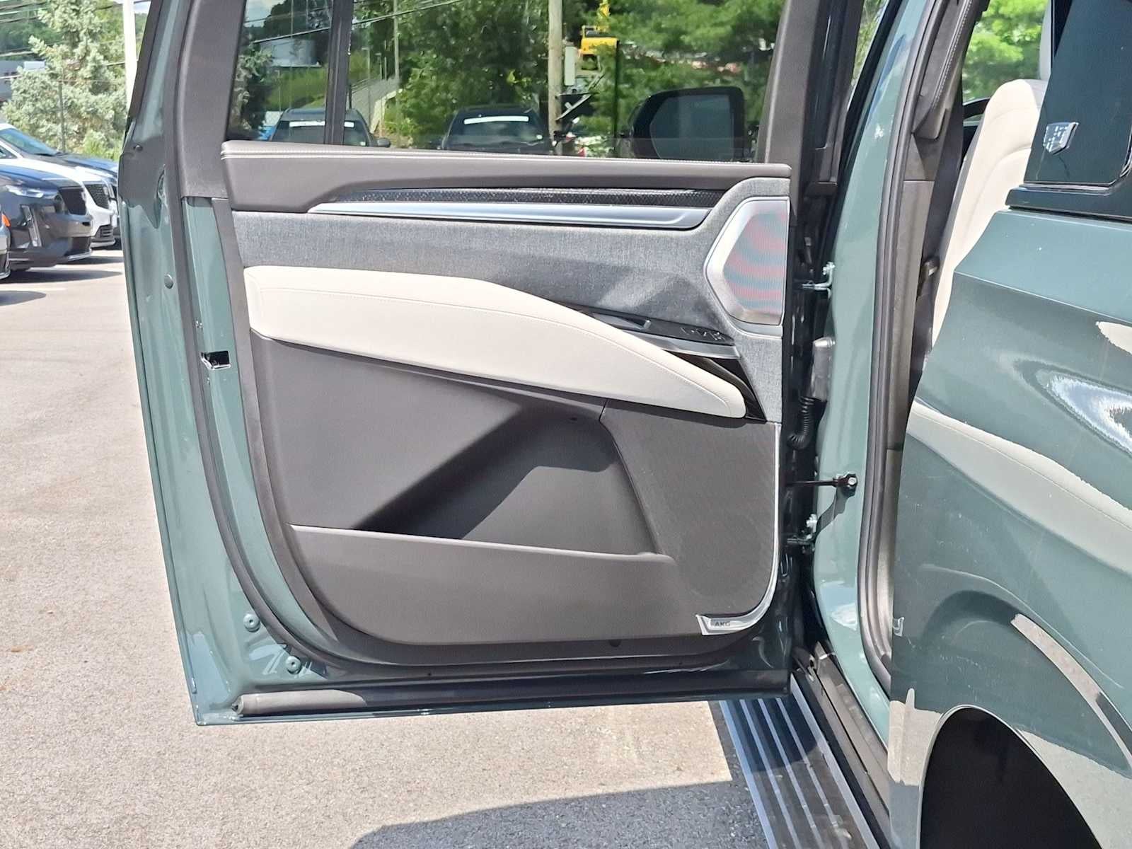 2026 Cadillac Escalade ESV V-Series - Photo 42