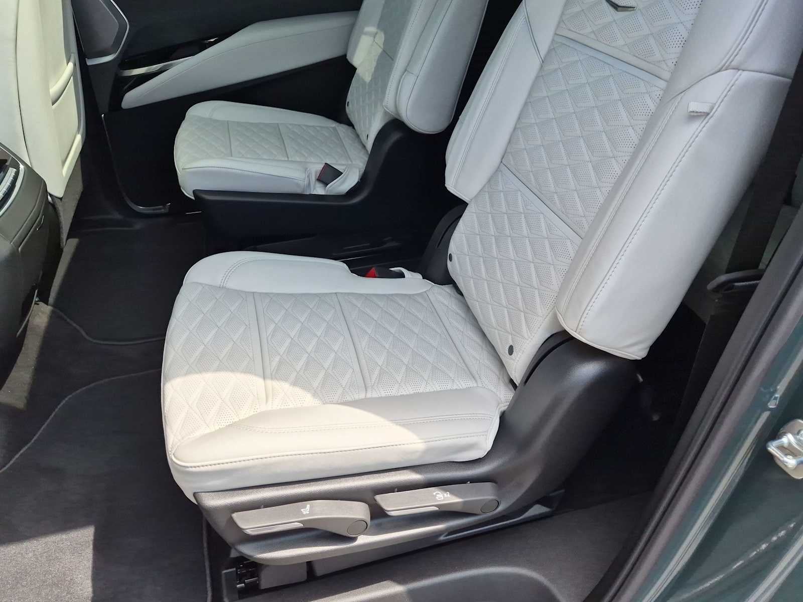 2026 Cadillac Escalade ESV V-Series - Photo 44
