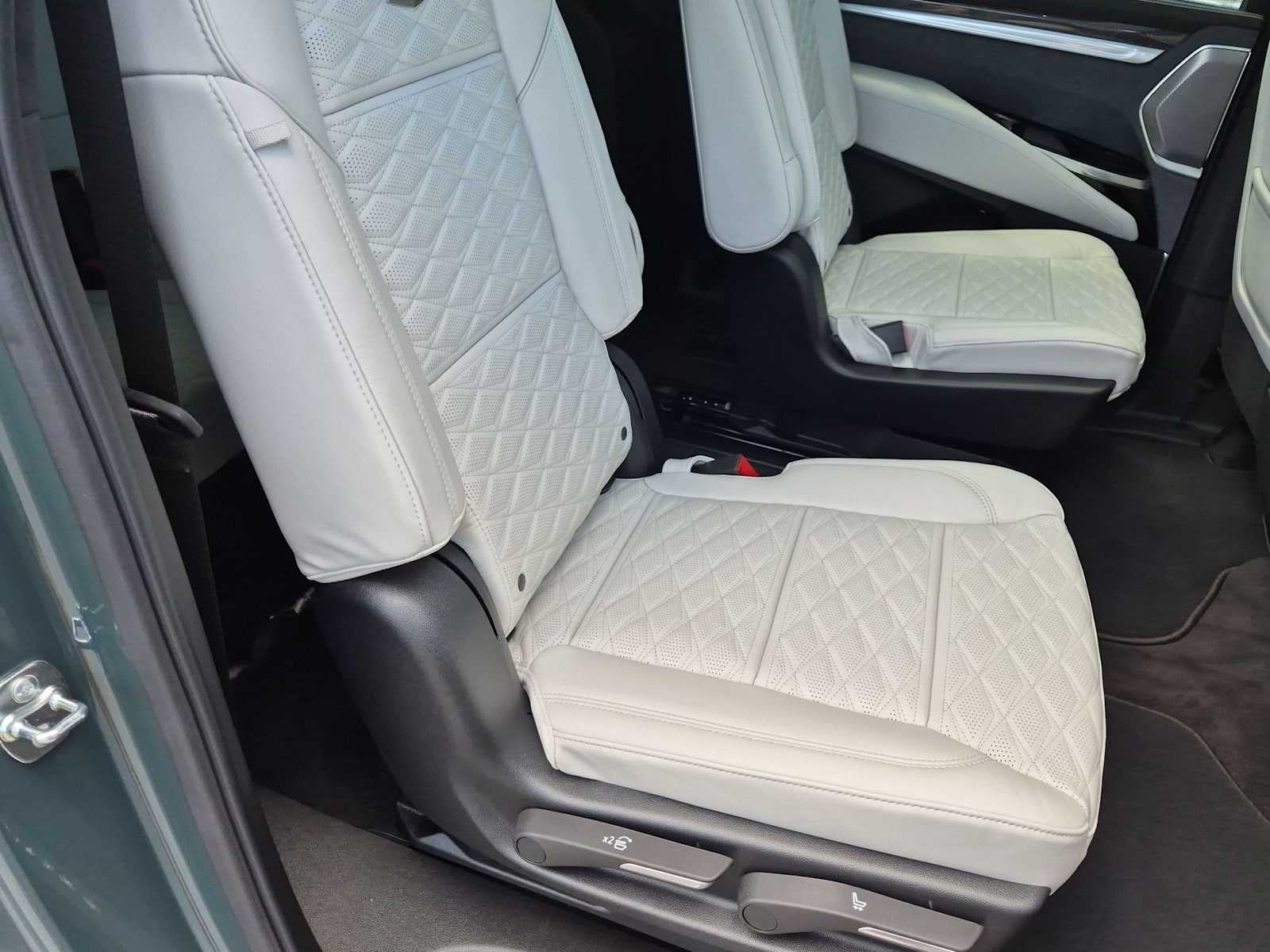 2026 Cadillac Escalade ESV V-Series - Photo 48